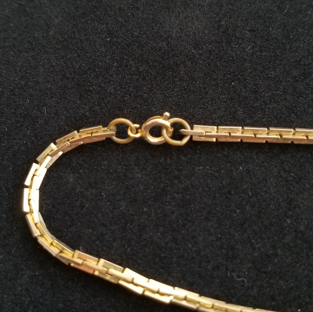 Vintage gold tone 3d necklace